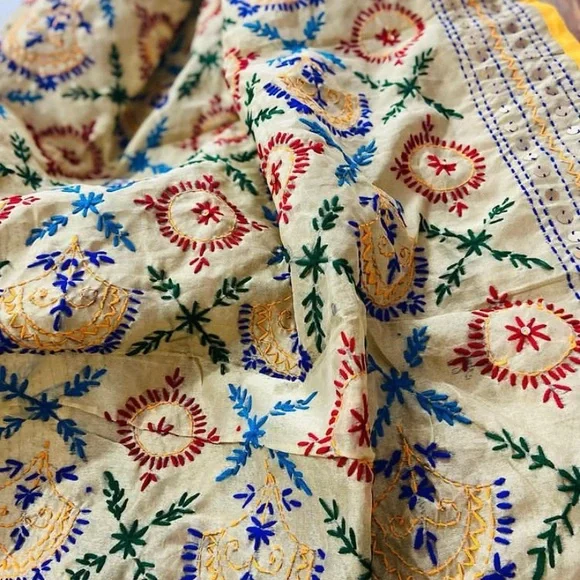 Chanderi phulakari dupatta - Picture 2 of 2